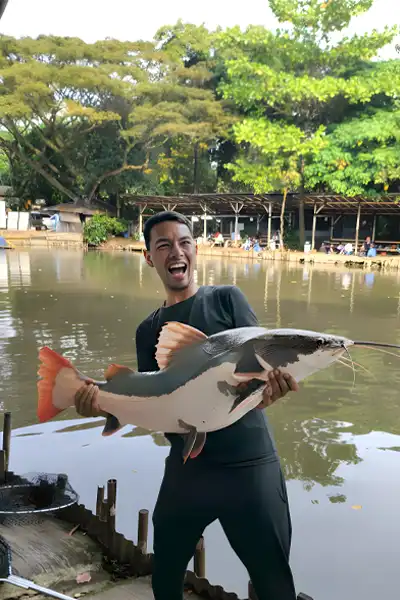 Redtail catfish yang ada di pemancingan Godongijo rata-rata memiliki bobot belasan sampai puluhan kilo per ekornya.