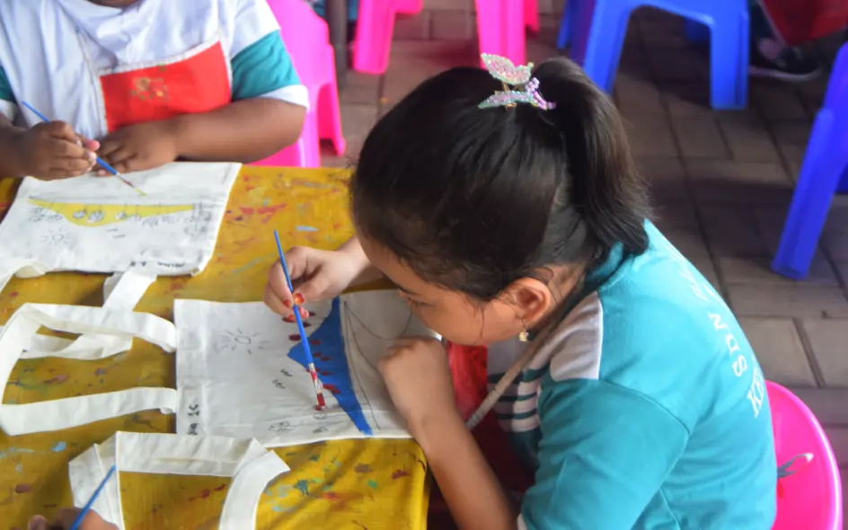 Kegiatan seni lukis dan kriya anak di Ecotainment Godongijo