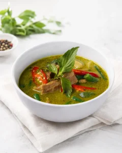 Hidangan kari hijau sapi atau beef green curry berkuah santan creamy dengan rempah herbal di The Green Room Resto Godongijo Depok.