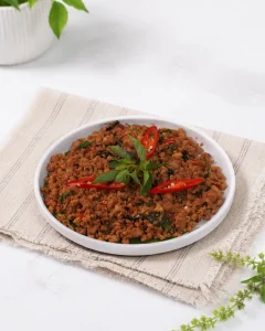 Tumisan daging cincang beraroma daun basil Thai atau Pad Kaprao yang gurih dan pedas di The Green Room Resto Godongijo Depok.