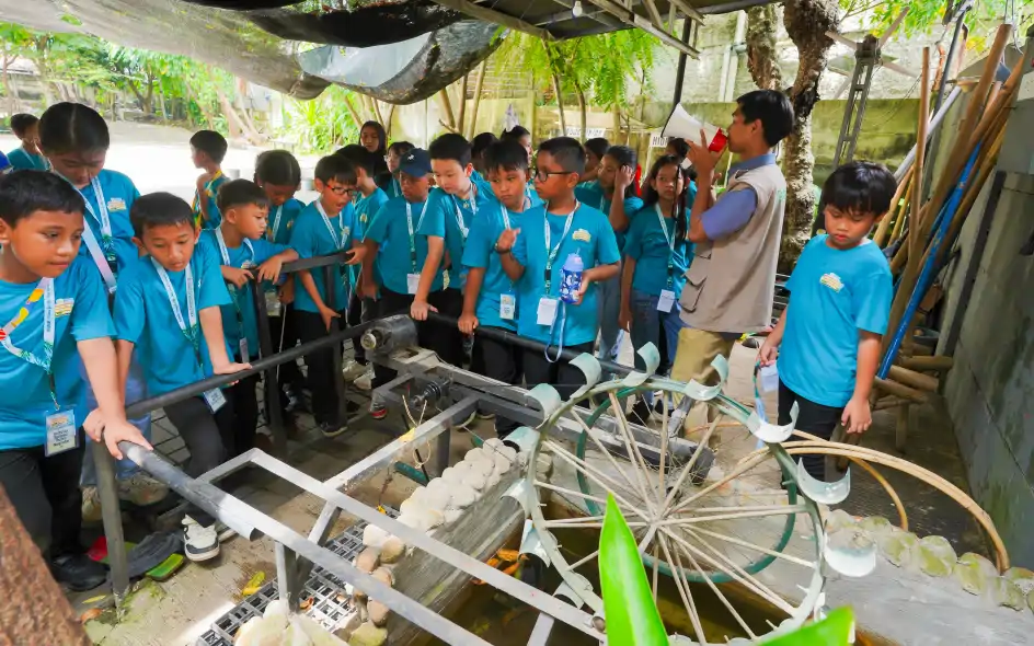 Eksperimen sains siswa merakit pembangkit listrik tenaga angin di Godongijo